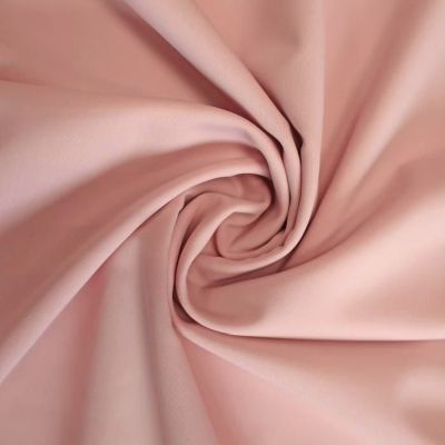 Kód: 38513 Matt két irányba elasztikus lycra 190 grm2. 100 százalékosan újrahasznosított ECONYL ® poliamid nylon szálból készült,  bizonyítottan kétszer jobban ellenáll a klórnak, barnító krémeknek, olajoknak mint a hasonló szövetek. LYCRA Xtra Life ™ hosszú élettratamú.